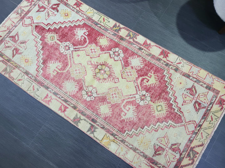 Beige Turkish Runner Rug 2' 5" x 5' Hand-Knotted border