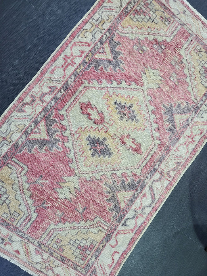 Beige Turkish Oushak Rug 2' 5" x 4' 3" Hand-Knotted detail