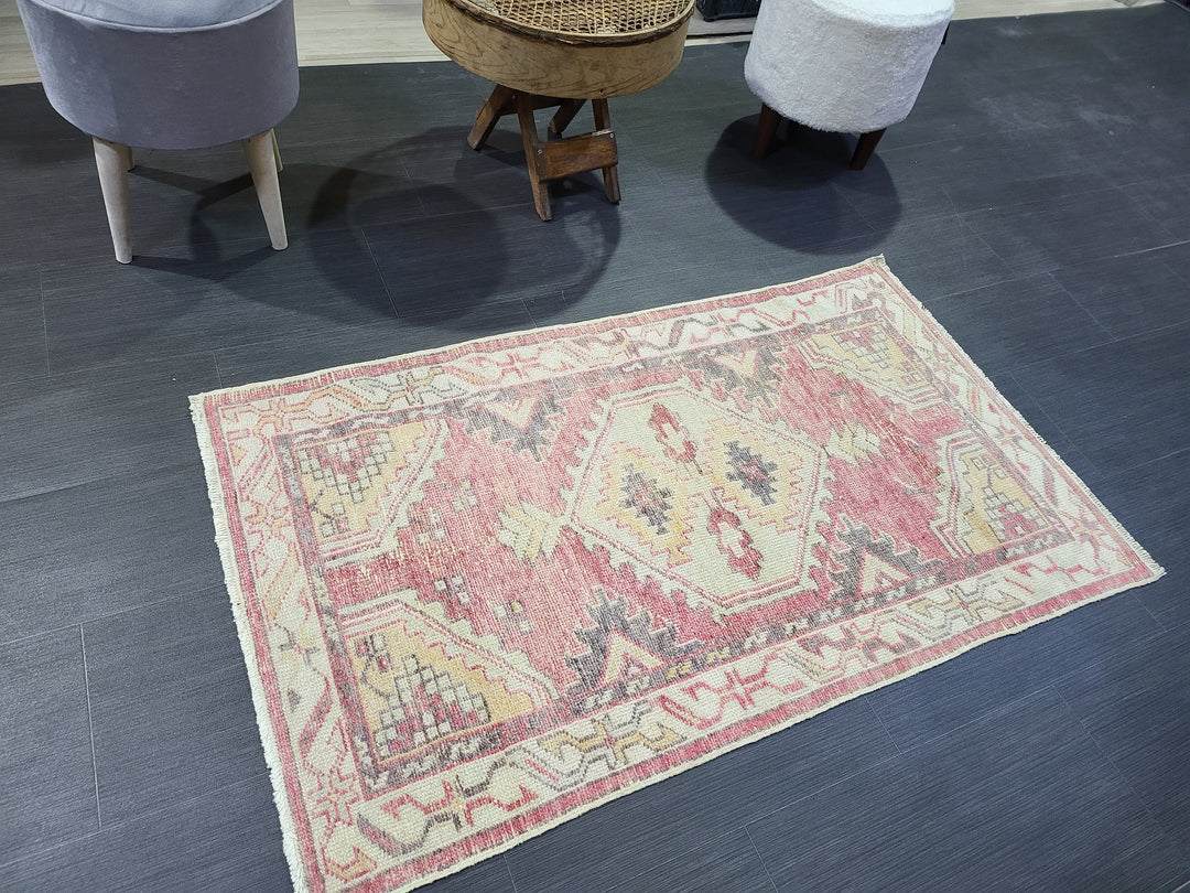 Beige Turkish Oushak Rug 2' 5" x 4' 3" Hand-Knotted pattern