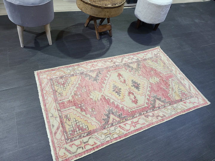 Beige Turkish Oushak Rug 2' 5" x 4' 3" Hand-Knotted pattern