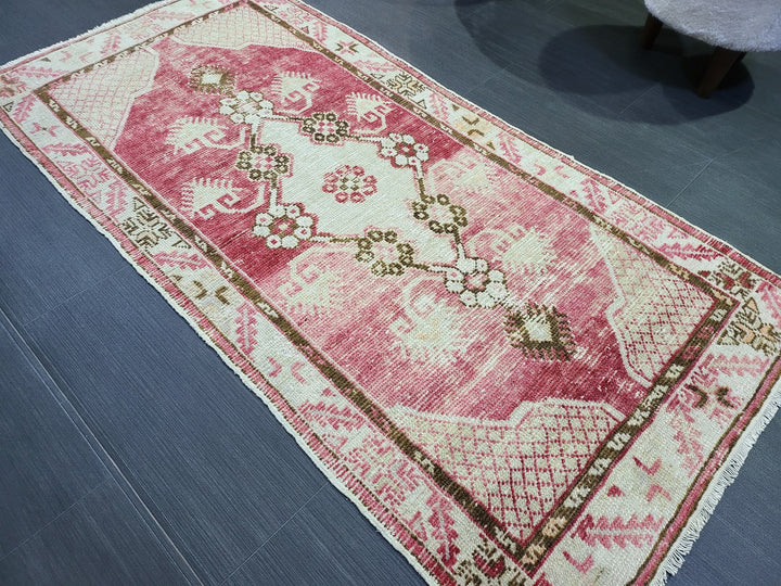 Beige Turkish Runner Rug 2' 7" x 5' 1" Hand-Knotted pattern