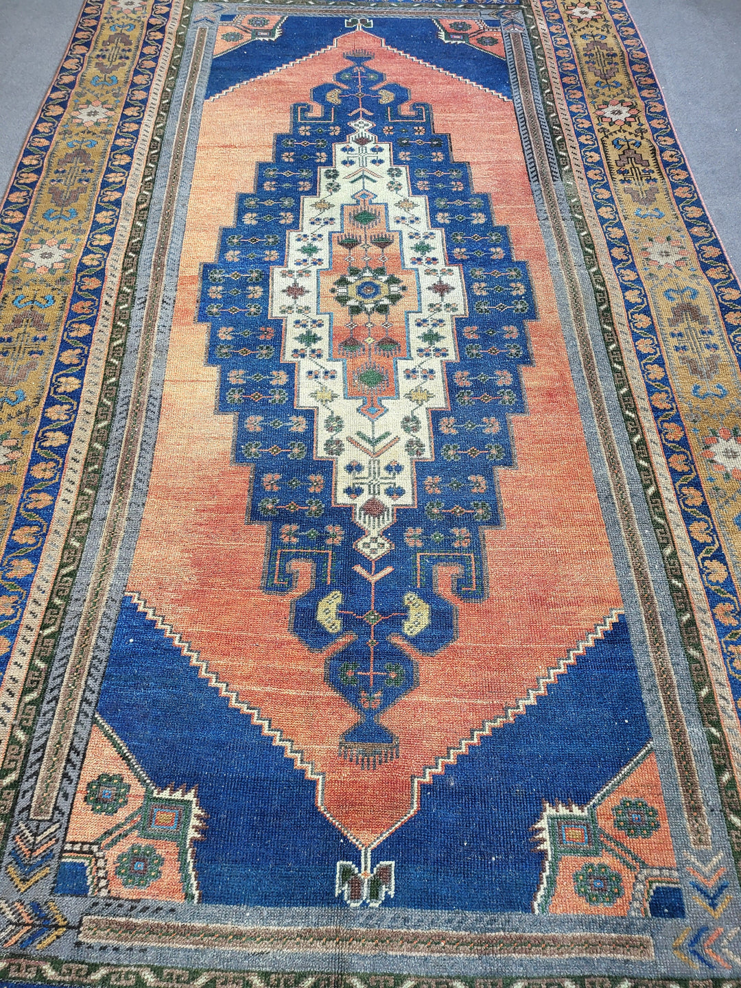 Beige Turkish Runner Rug 5' 7" x 11' Hand-Knotted border
