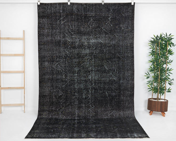 Black Oushak Rug 9' 3" x 5' 5" | No. VR16419