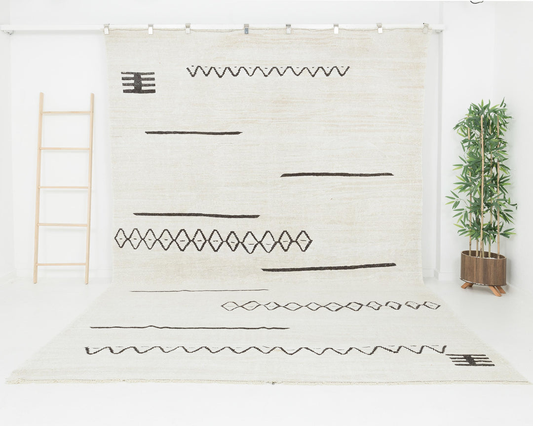 White Kilim Rug 8' x 12' 4" | No. VR41784
