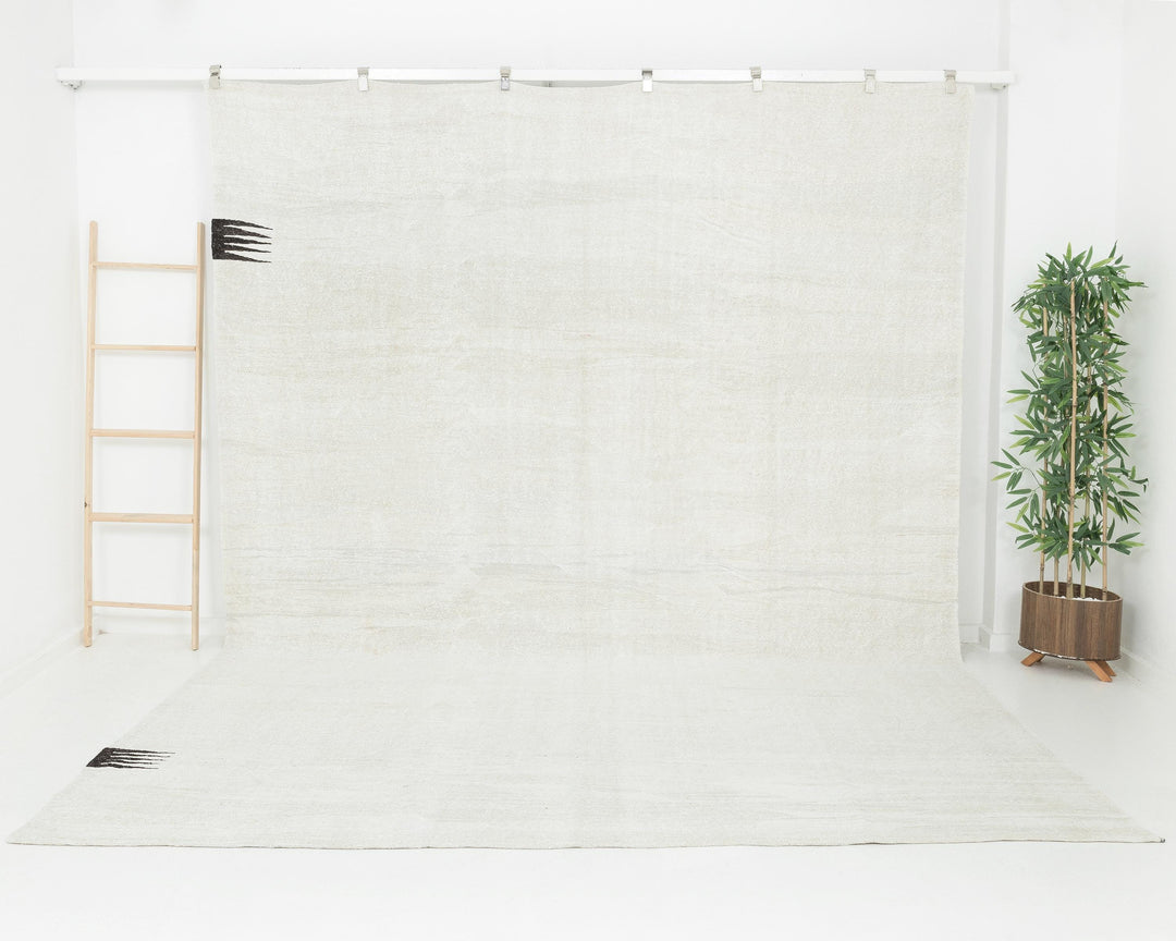 White Kilim Rug 11' 8" x 9' 1" | No. VR25361