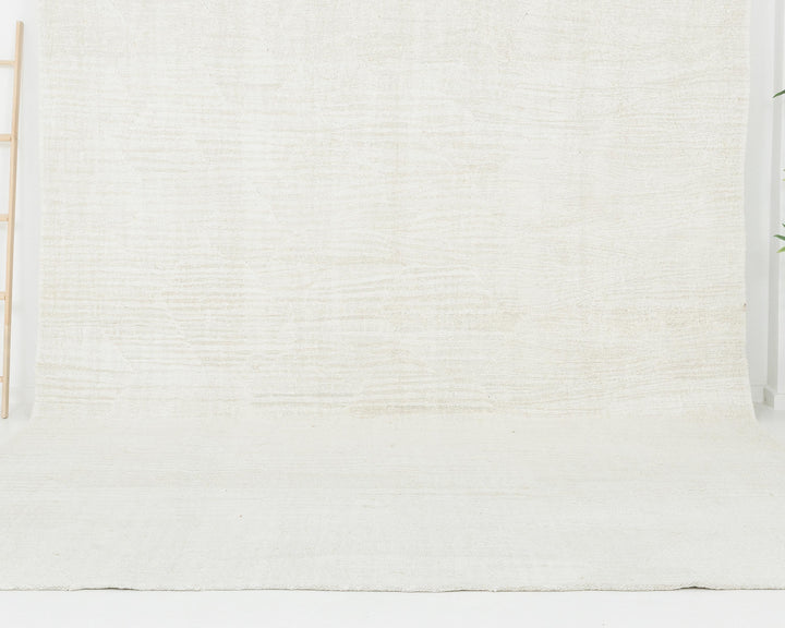 White Kilim Rug 9' 1" x 11' 7" | No. VR83571