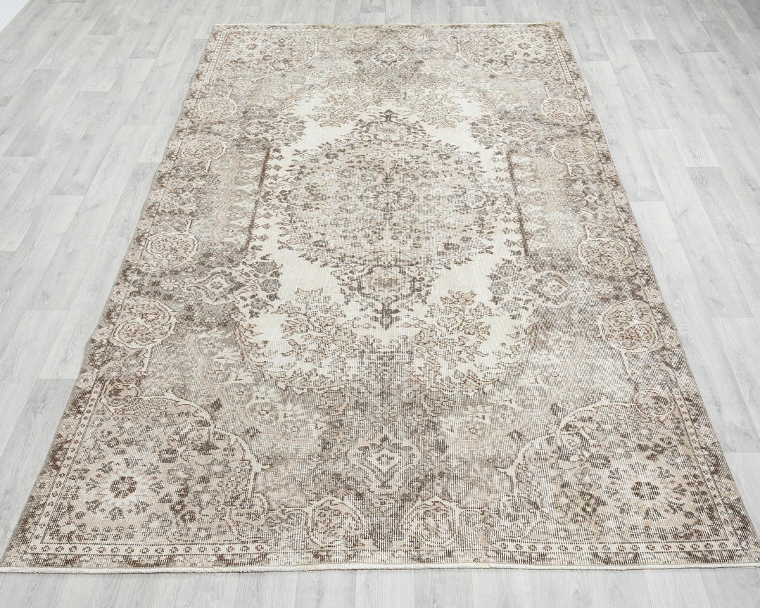 Neutral Oushak Rug 8' 9" x 5' 5" | No. VR72347