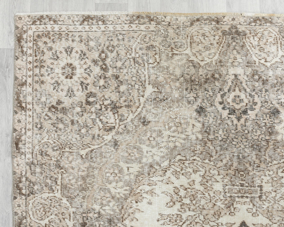 Neutral Oushak Rug 8' 9" x 5' 5" | No. VR72347