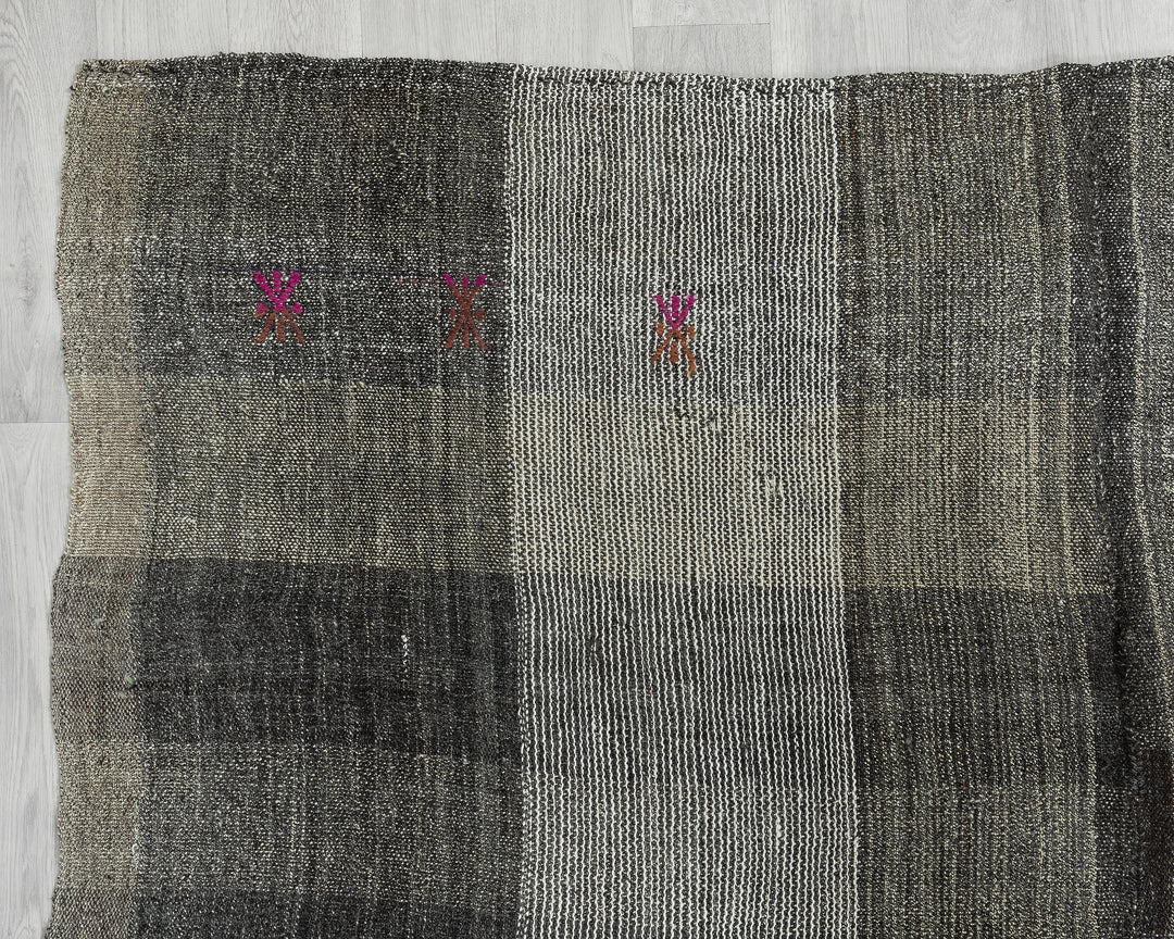 Kilim Rug 6' 5" x 7' 8" | No. VR64691