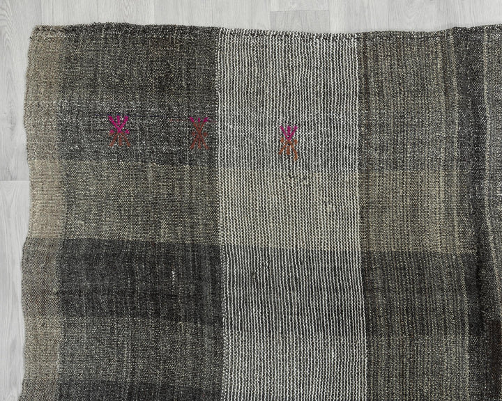 Kilim Rug 6' 5" x 7' 8" | No. VR64691