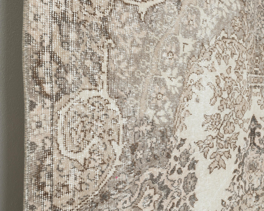 Neutral Oushak Rug 8' 9" x 5' 5" | No. VR72347