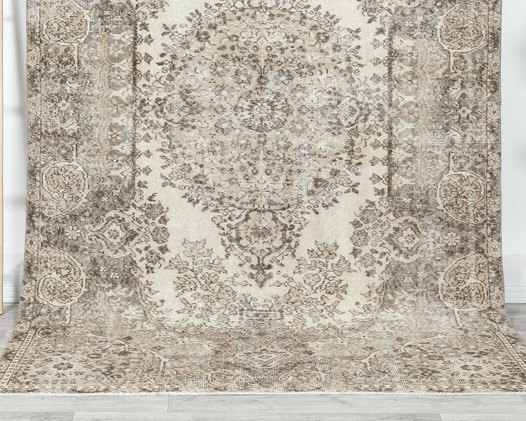 Neutral Oushak Rug 8' 9" x 5' 5" | No. VR72347