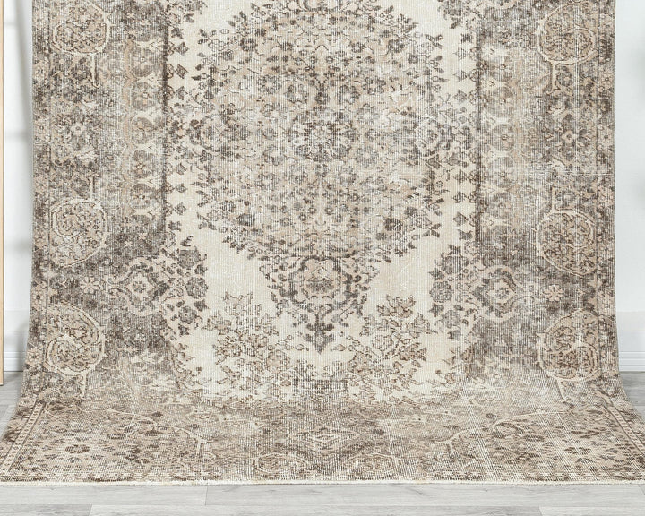Neutral Oushak Rug 8' 9" x 5' 5" | No. VR72347