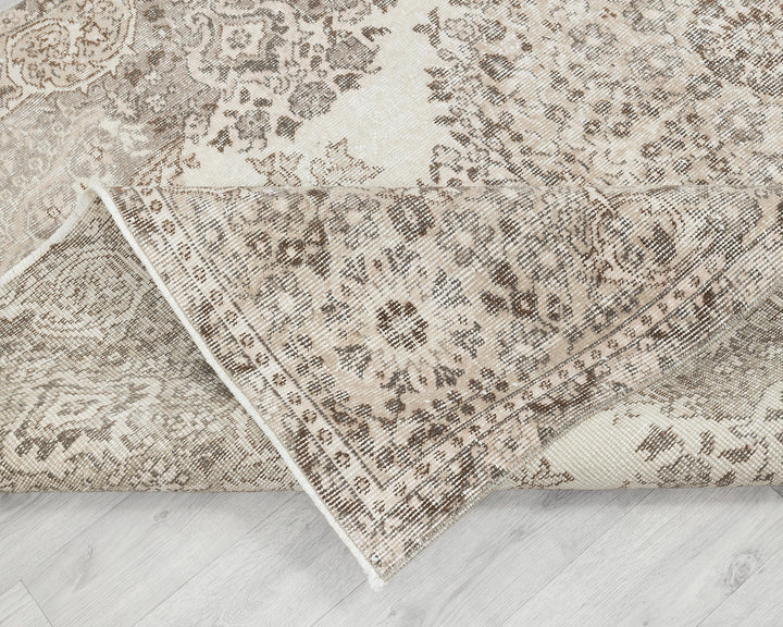 Neutral Oushak Rug 8' 9" x 5' 5" | No. VR72347