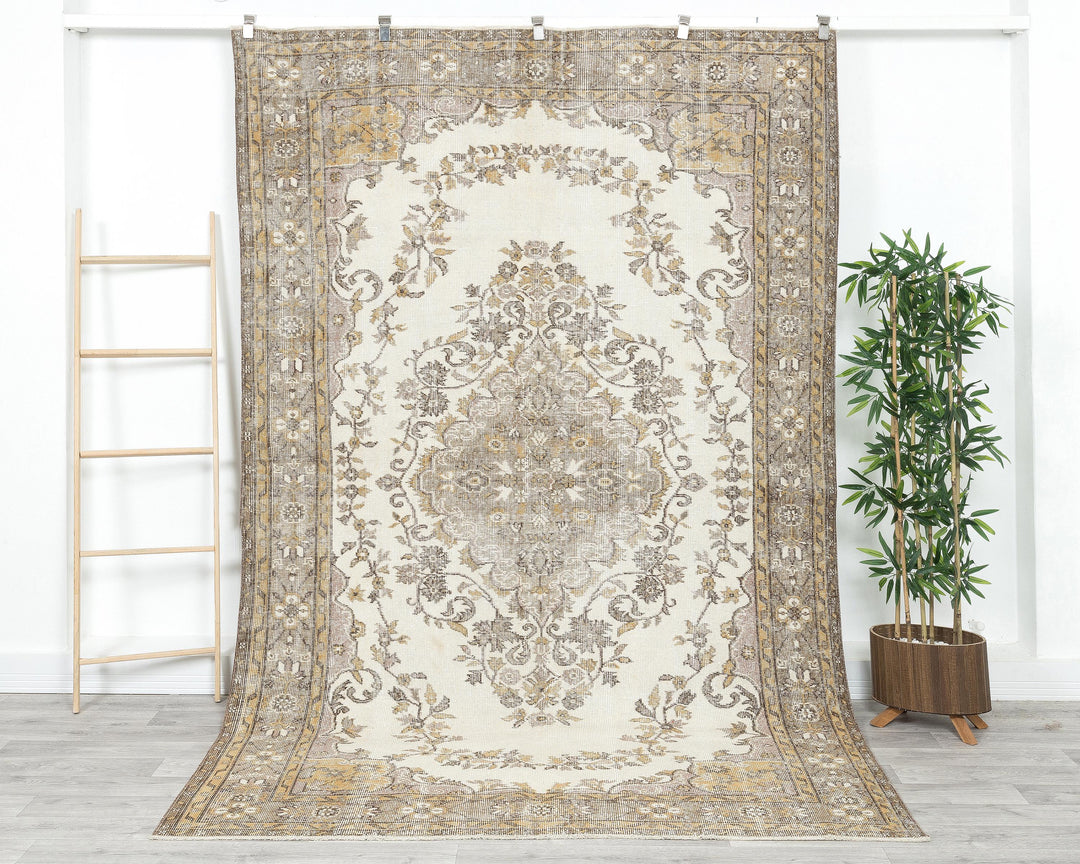 Beige Oushak Rug 9' 2" x 6' 1" | No. VR11106