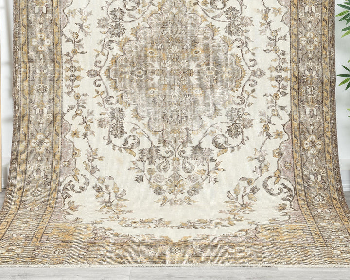 Beige Oushak Rug 9' 2" x 6' 1" | No. VR11106