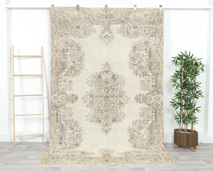 Beige Oushak Rug 5' 7" x 8' 11" | No. VR59392