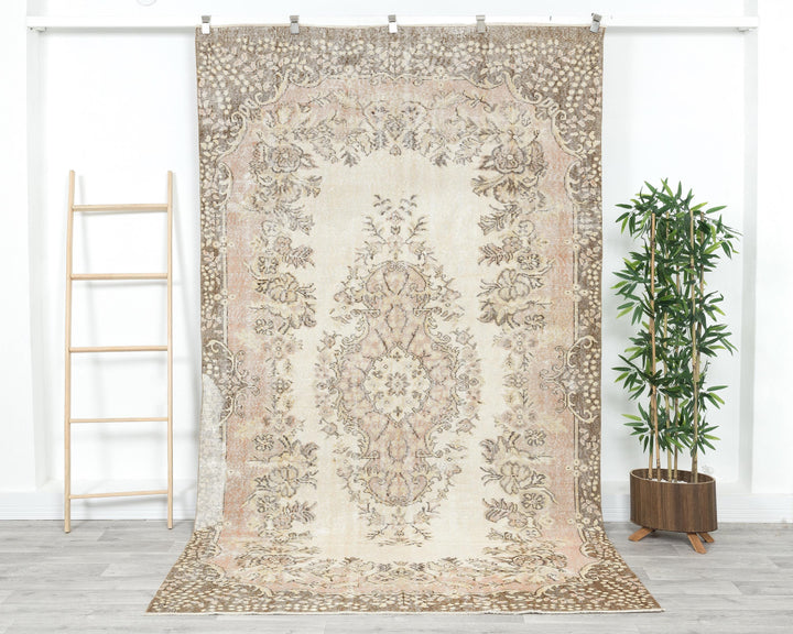 Beige Oushak Rug 5' 7" x 9' 4" | No. VR39655