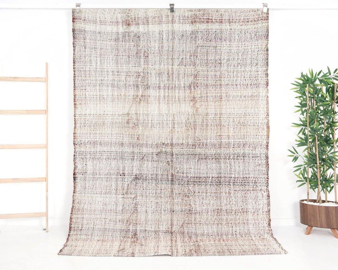 Kilim Rug 5' 5" x 7' 10" | No. VR33693