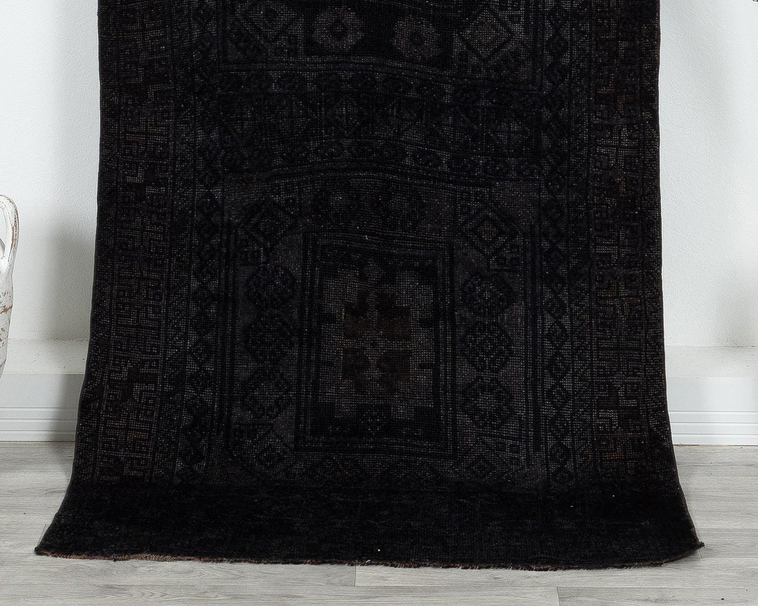 Gray Runner Rug 3' 3" x 8' | No. VR25055