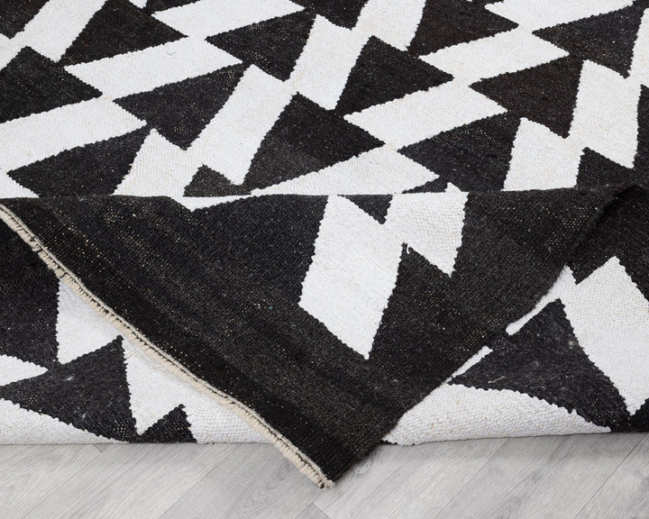 Black Kilim Rug 8' 2" x 10' 6" | No. VR33124