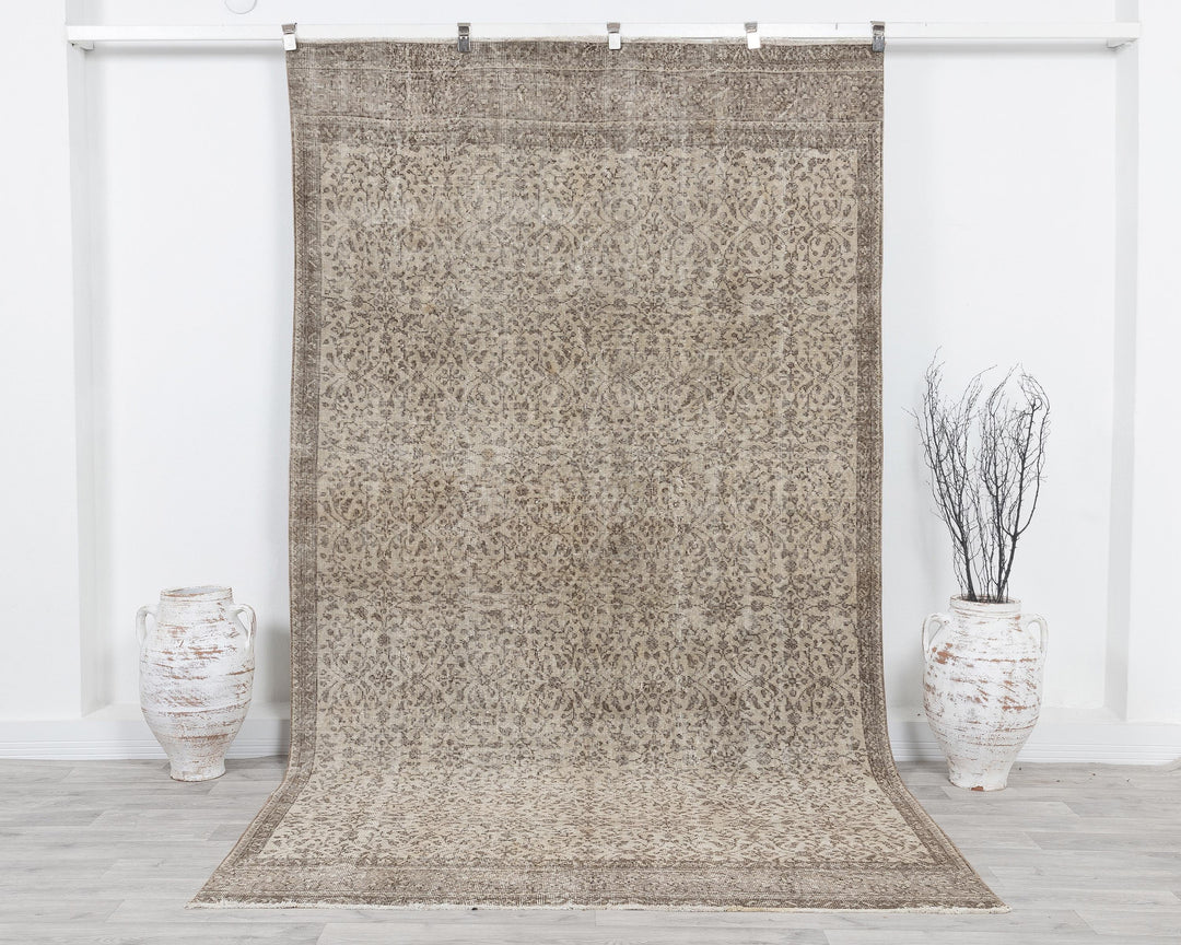 Beige Oushak Rug 5' 7" x 9' 10" | No. VR61398