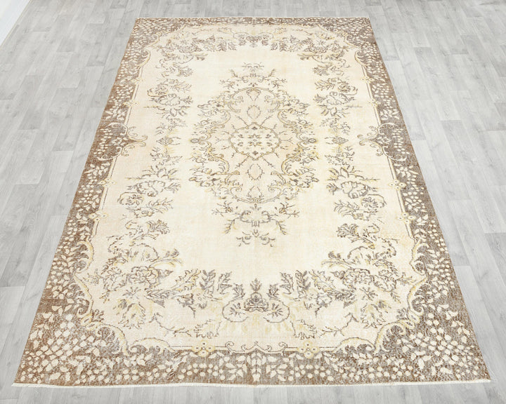 Beige Oushak Rug 9' 11" x 6' 8" | No. VR45967