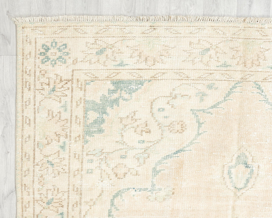 Beige Oushak Rug 9' 2" x 5' 7" | No. VR25879