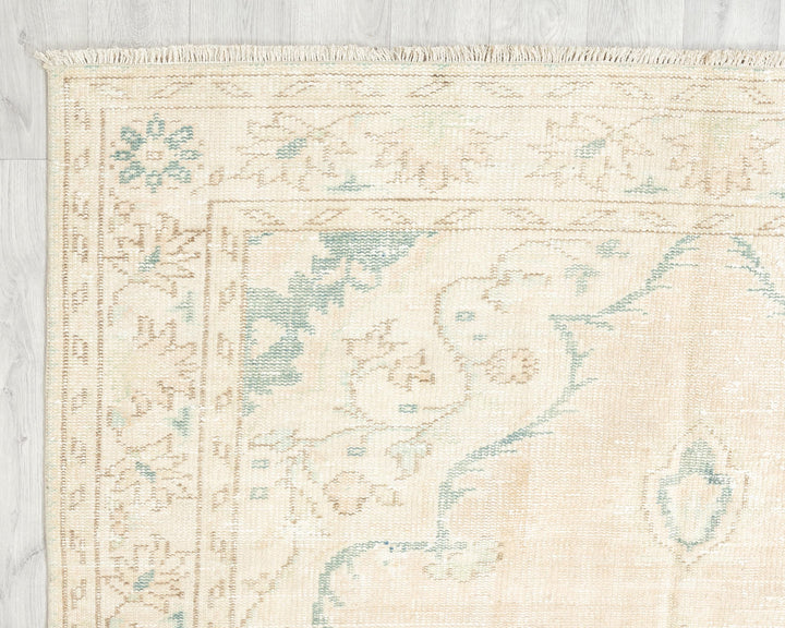 Beige Oushak Rug 9' 2" x 5' 7" | No. VR25879
