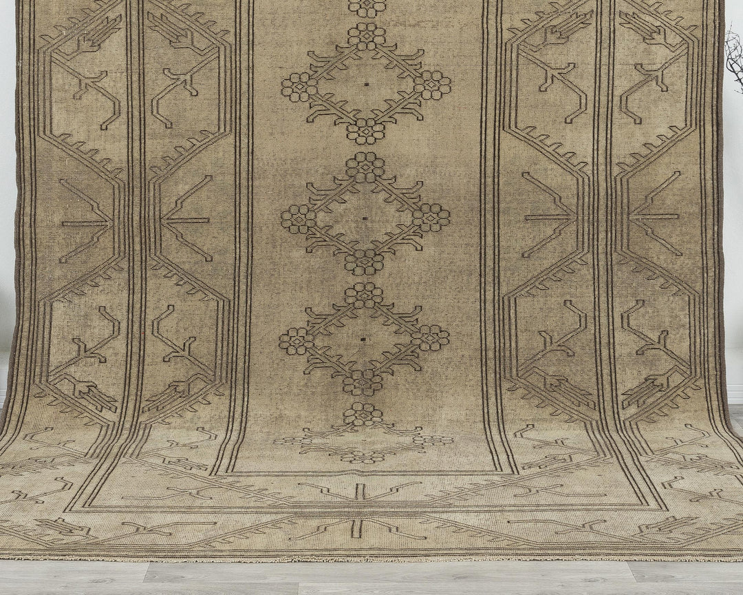 Neutral Oushak Rug 6' 7" x 9' 8" | No. VR23079