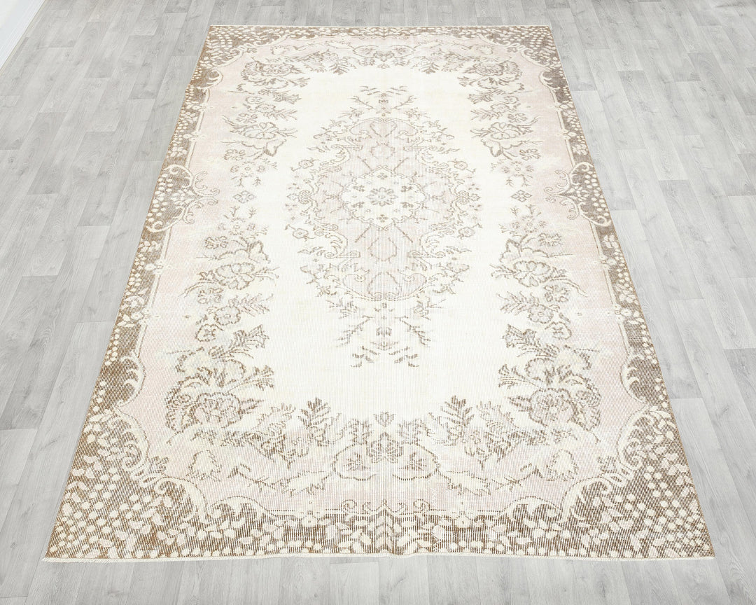 Beige Oushak Rug 8' 8" x 5' 7" | No. VR92296
