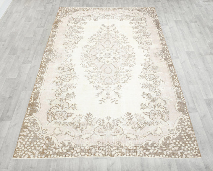Beige Oushak Rug 8' 8" x 5' 7" | No. VR92296