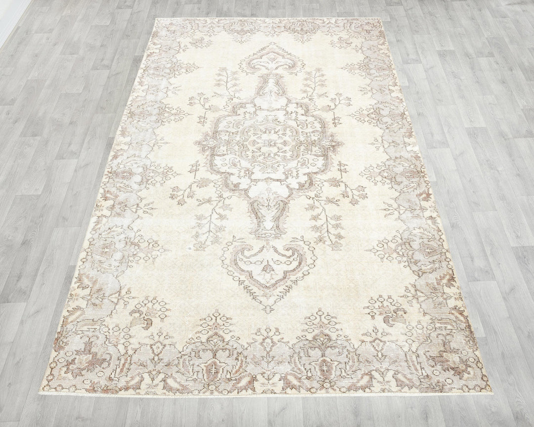 Beige Oushak Rug 9' 8" x 5' 9" | No. VR55801