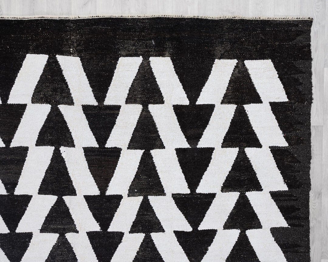 Black Kilim Rug 8' 2" x 10' 6" | No. VR33124