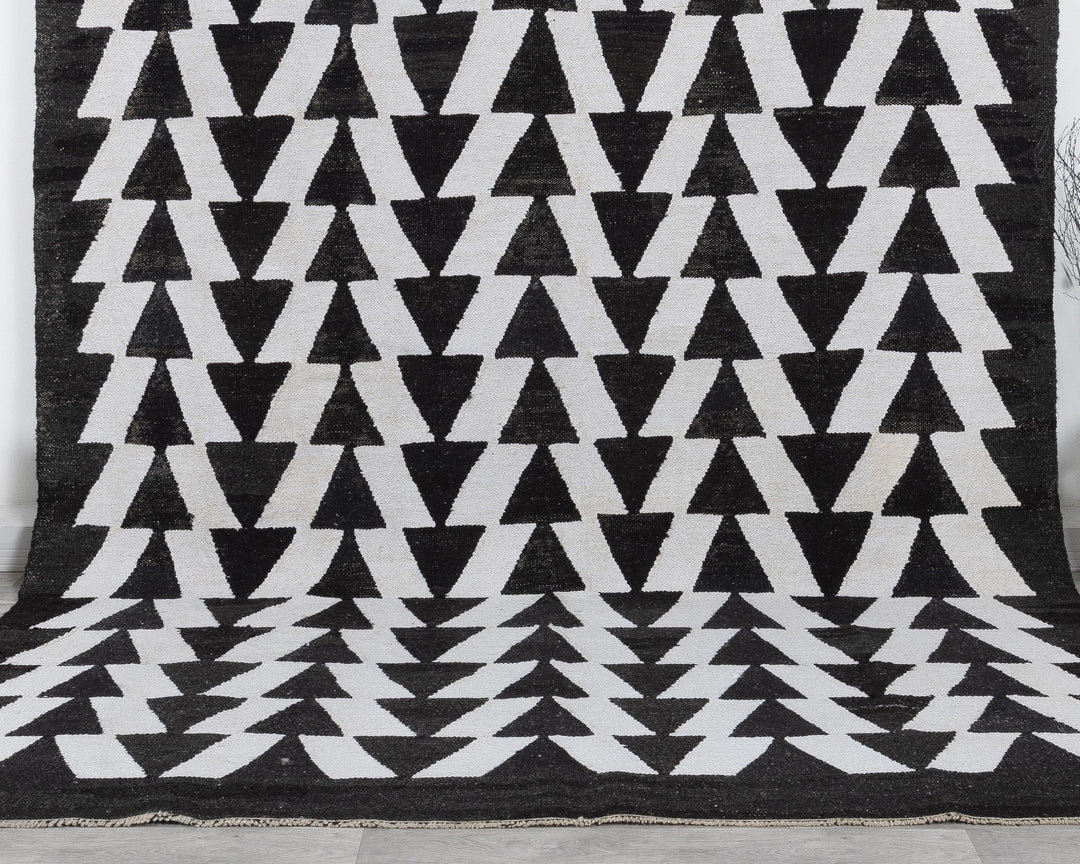 Black Kilim Rug 8' 2" x 10' 6" | No. VR33124
