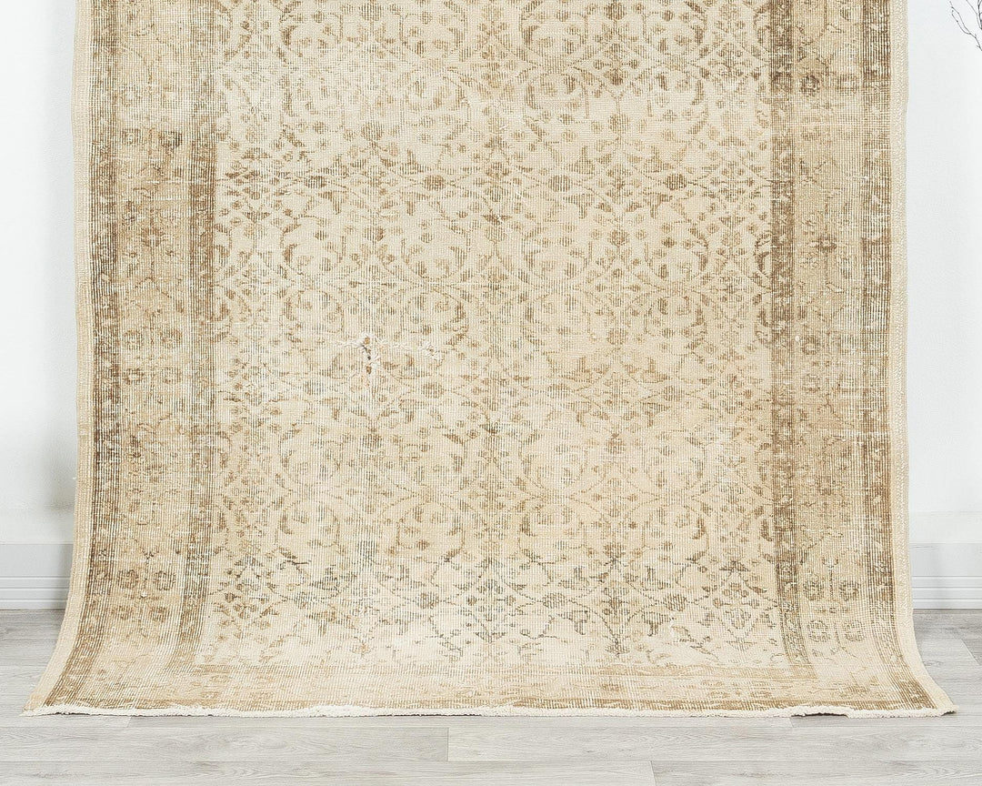 Neutral Oushak Rug 4' 8" x 7' 10" | No. VR24137