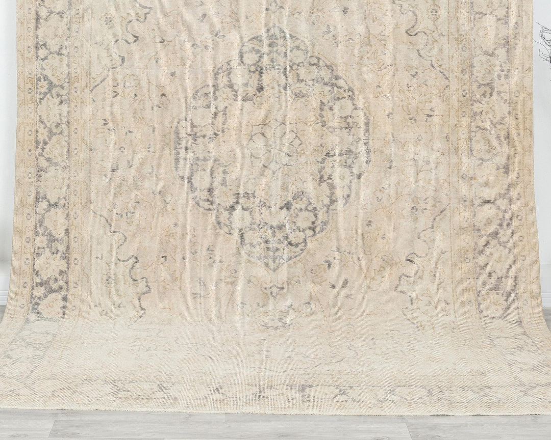 Beige Oushak Rug 6' 6" x 9' 8" | No. VR10485
