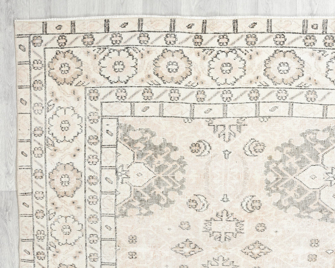 Neutral Oushak Rug 6' 11" x 10' 2" | No. VR71081