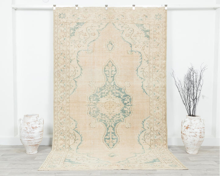Beige Oushak Rug 9' 2" x 5' 7" | No. VR25879