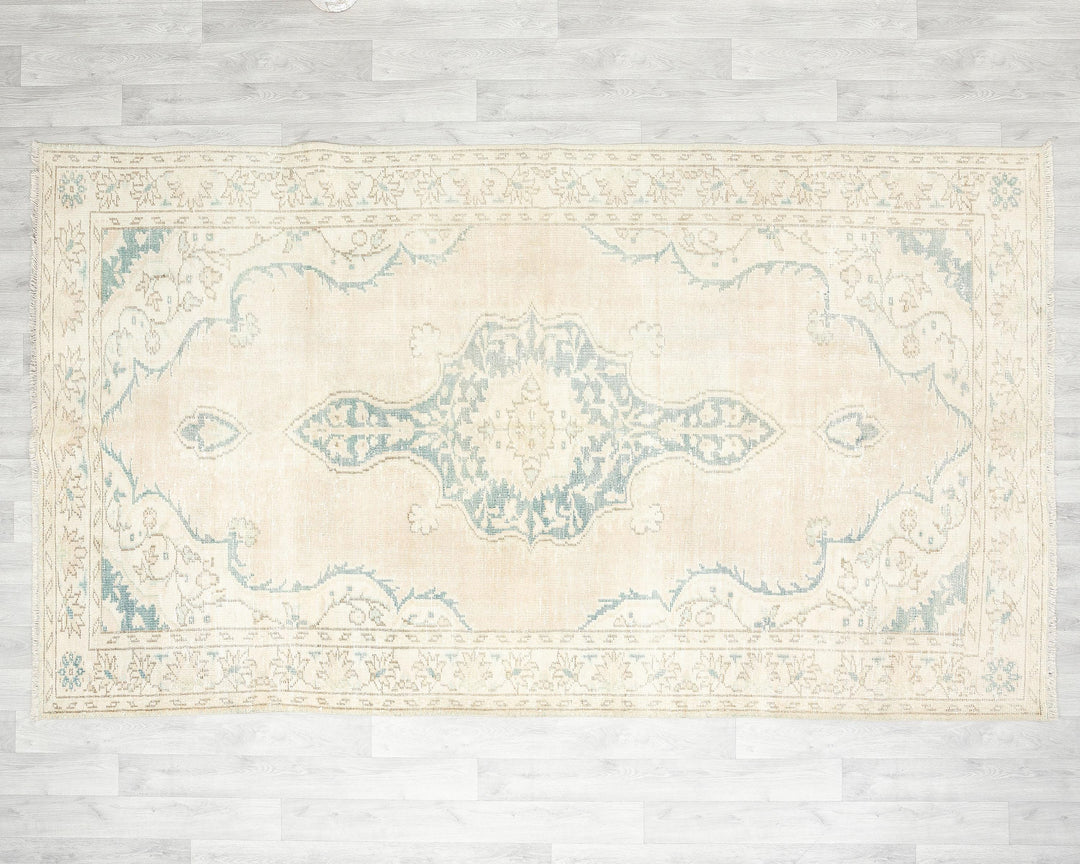 Beige Oushak Rug 9' 2" x 5' 7" | No. VR25879