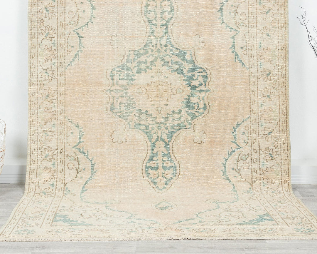 Beige Oushak Rug 9' 2" x 5' 7" | No. VR25879