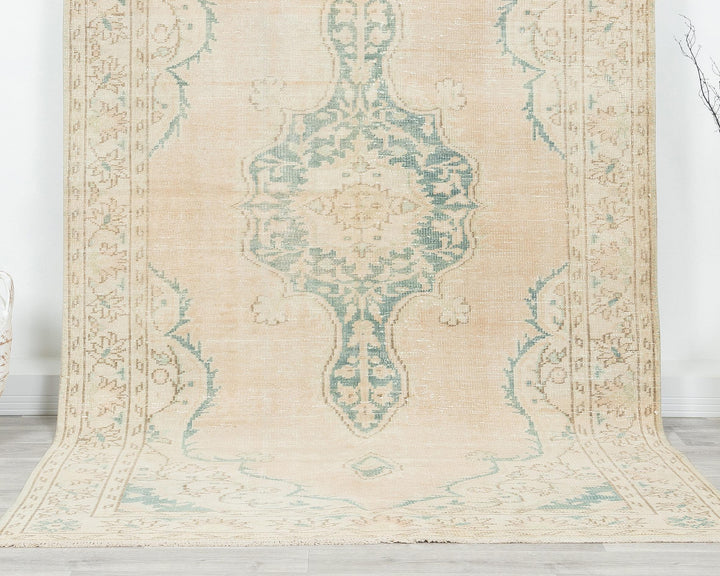Beige Oushak Rug 9' 2" x 5' 7" | No. VR25879