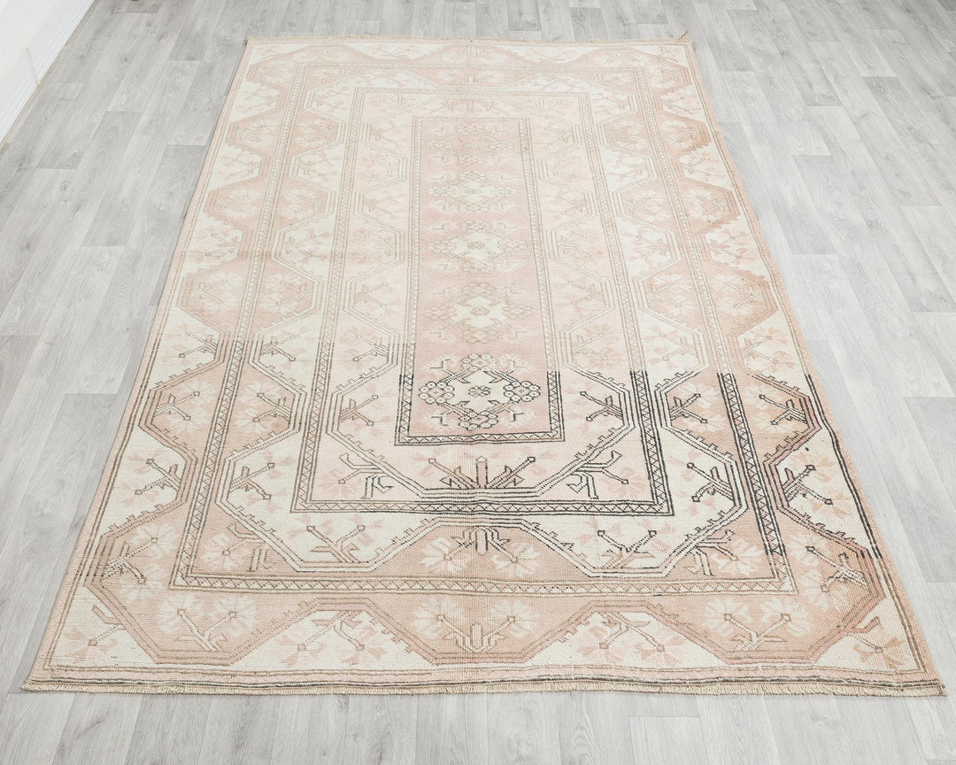 Beige Oushak Rug 7' 10" x 5' 7" | No. VR24369