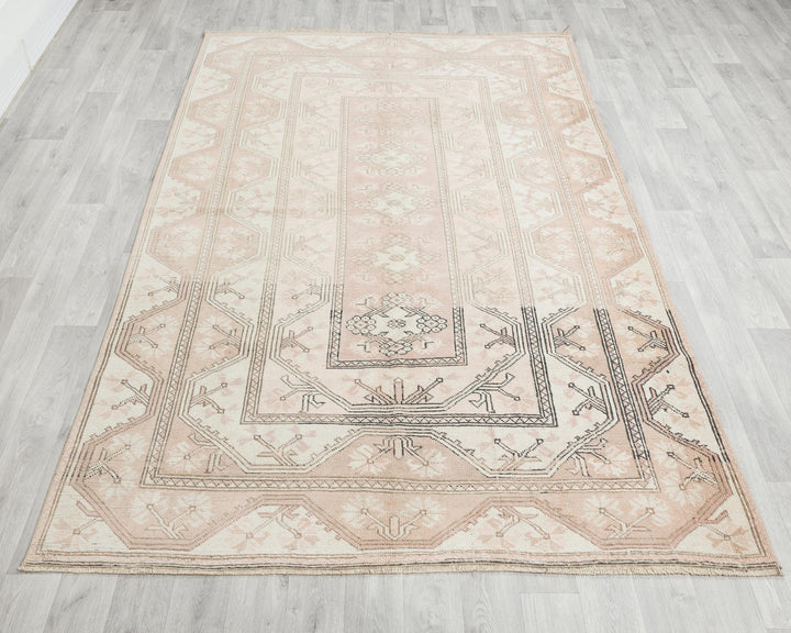 Beige Oushak Rug 7' 10" x 5' 7" | No. VR24369