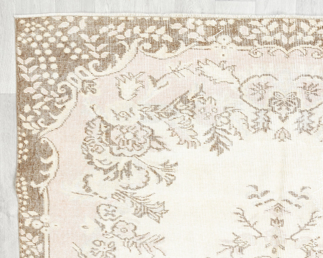 Beige Oushak Rug 8' 8" x 5' 7" | No. VR92296