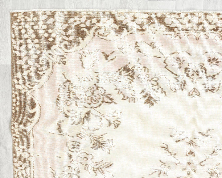 Beige Oushak Rug 8' 8" x 5' 7" | No. VR92296