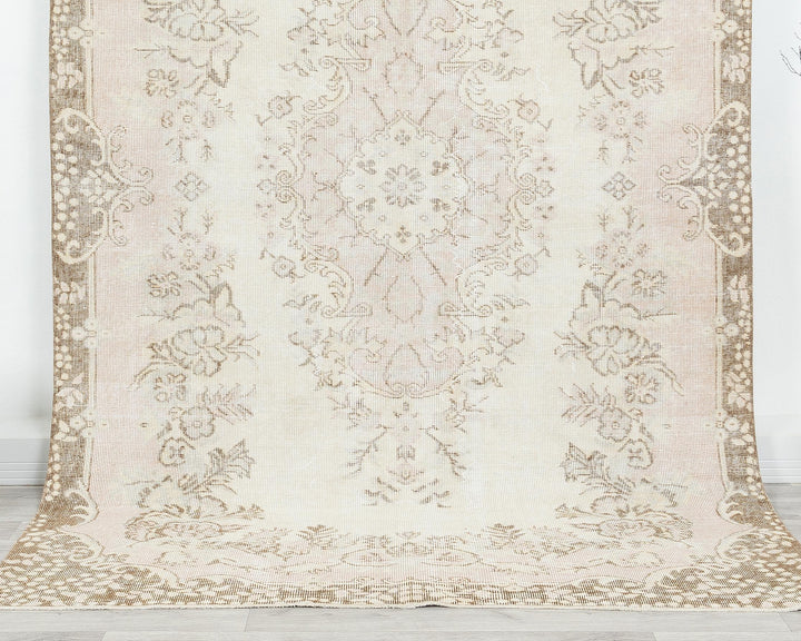 Beige Oushak Rug 8' 8" x 5' 7" | No. VR92296