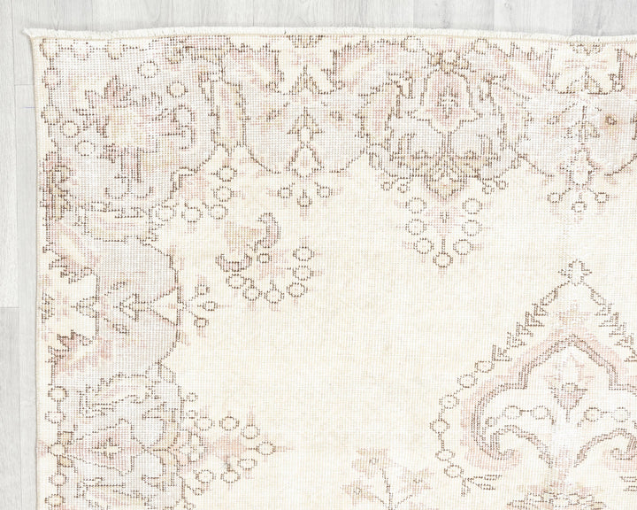 Beige Oushak Rug 9' 8" x 5' 9" | No. VR55801