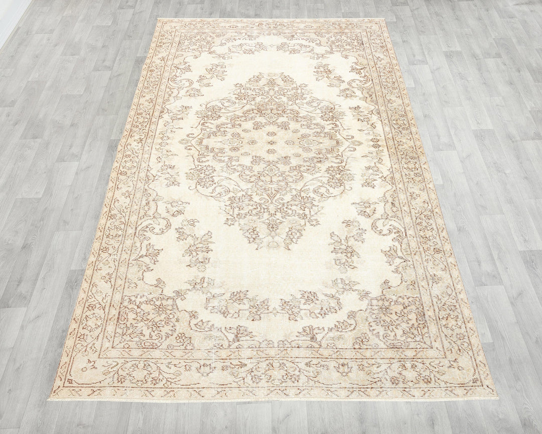 Beige Oushak Rug 5' 4" x 8' 10" | No. VR94020