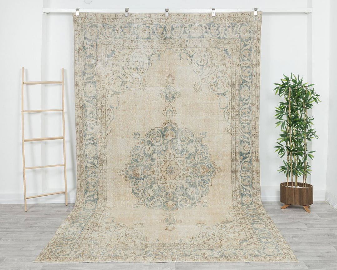 Beige Oushak Rug 6' 10" x 10' 10" | No. VR82938